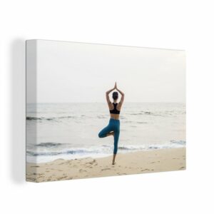 OneMillionCanvasses® Leinwandbild Eine Frau am Strand beim Yoga, (1 St), Wandbild Leinwandbilder, Aufhängefertig, Wanddeko, 30x20 cm