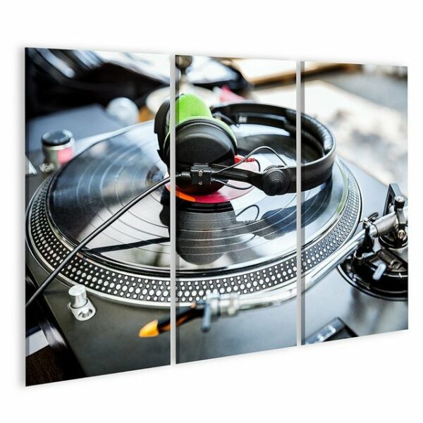 islandburner Leinwandbild Bild auf Leinwand DJ-Mixer und Vinyl-Player mit Kopfhörern im Club Wan