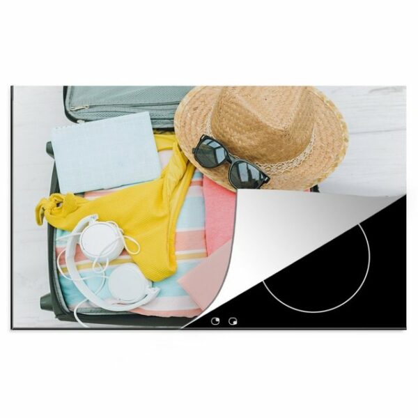 MuchoWow Herdblende-/Abdeckplatte Bild einer Sonnenbrille, die auf einem Hut in einem Koffer liegt, Vinyl, (1 tlg), 76x51 cm, Ceranfeldabdeckung für die küche, Induktionsmatte