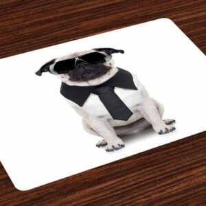 Platzset, Waschbare Stoff Esszimmer Küche Tischdekorations Digitaldruck, Abakuhaus, (4-teilig, 4 Teilig-St., Set aus 4x), Mops Kühler Hund mit Krawatte Brille