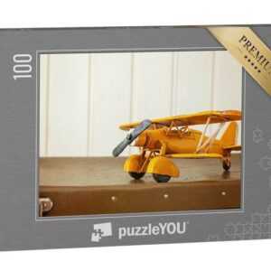 puzzleYOU Puzzle Gelbes Spiel-Flugzeug auf einem Retro-Koffer, 100 Puzzleteile, puzzleYOU-Kollektionen Nostalgie