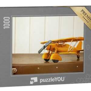 puzzleYOU Puzzle Gelbes Spiel-Flugzeug auf einem Retro-Koffer, 1000 Puzzleteile, puzzleYOU-Kollektionen Nostalgie