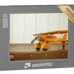 puzzleYOU Puzzle Gelbes Spiel-Flugzeug auf einem Retro-Koffer, 1000 Puzzleteile, puzzleYOU-Kollektionen Nostalgie