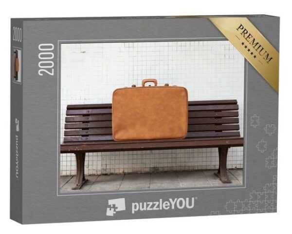 puzzleYOU Puzzle Vintage-Koffer auf einer Bank, 2000 Puzzleteile, puzzleYOU-Kollektionen Nostalgie