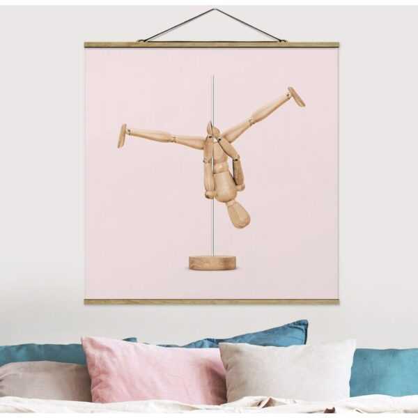 Stoffbild mit Posterleisten - Jonas Loose - Poledance mit Holzfigur - Quadrat 1:1 Größe HxB: 100cm x 100cm Material: Eiche