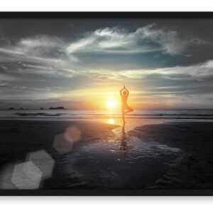 Yoga Silhouette am Strand, Poster mit Bilderrahmen