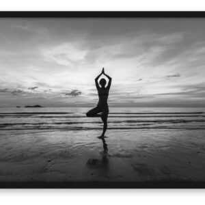 Yoga am Strand Kunst B&W, Poster mit Bilderrahmen