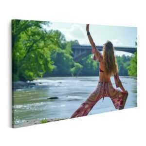 islandburner Leinwandbild Elegante Frau in Boho-Kleidung führt Yoga am idyllischen Flussufer aus