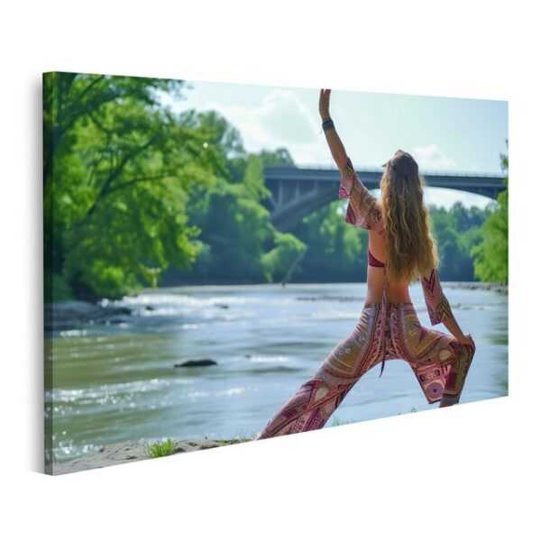 islandburner Leinwandbild Elegante Frau in Boho-Kleidung führt Yoga am idyllischen Flussufer aus
