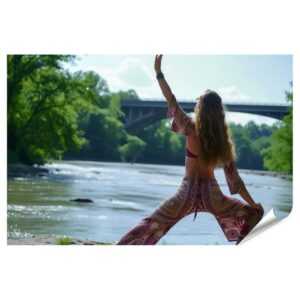 islandburner Poster Elegante Frau in Boho-Kleidung führt Yoga am idyllischen Flussufer aus